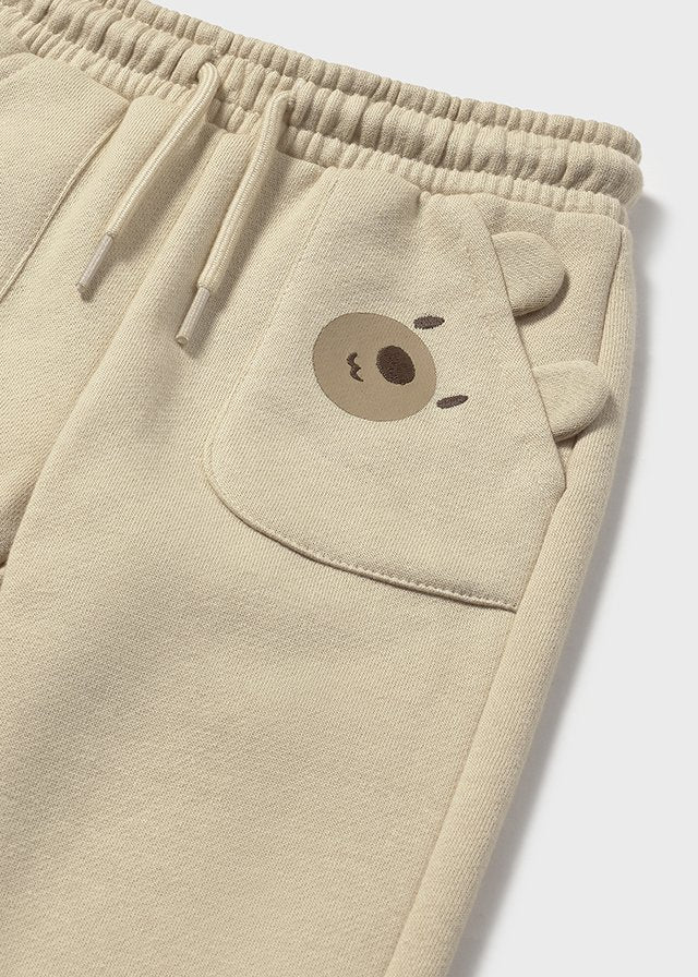 Beige Sweathose von Mayoral mit niedlicher Bärentasche – der perfekte Begleiter für Komfort und verspielten Stil.