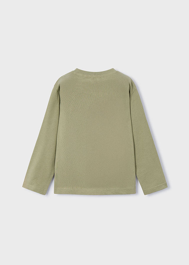 Dieses grüne Langarmshirt von Mayoral besticht durch ein spannendes Dinomotiv und ist perfekt für kleine Entdecker, die Stil und Komfort lieben.