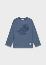 Dieses blau eingefärbte Langarmshirt von Mayoral beeindruckt mit einem auffälligen Dinosauriermotiv und sorgt für einen coolen Look.