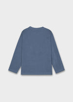 Dieses blau eingefärbte Langarmshirt von Mayoral beeindruckt mit einem auffälligen Dinosauriermotiv und sorgt für einen coolen Look.