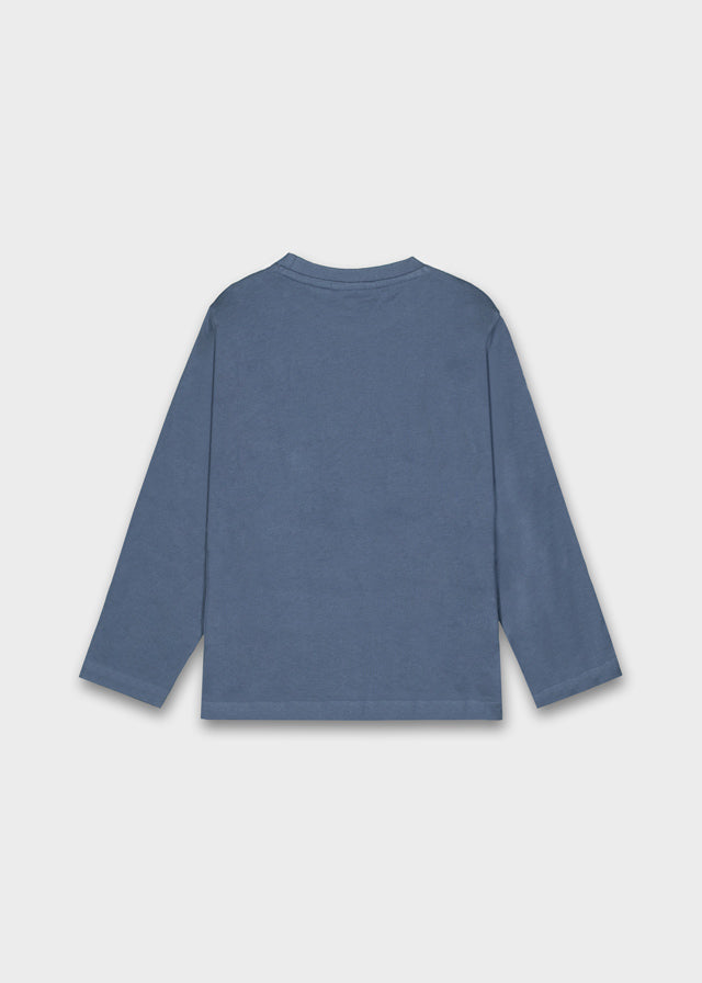 Dieses blau eingefärbte Langarmshirt von Mayoral beeindruckt mit einem auffälligen Dinosauriermotiv und sorgt für einen coolen Look.