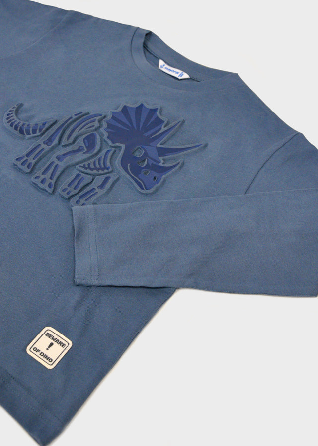 Dieses blau eingefärbte Langarmshirt von Mayoral beeindruckt mit einem auffälligen Dinosauriermotiv und sorgt für einen coolen Look.