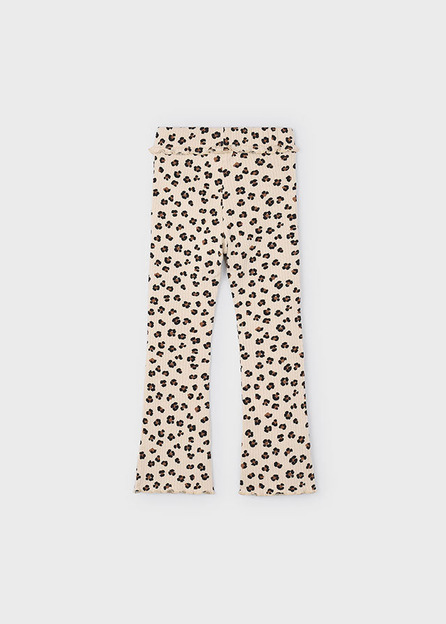 Diese Flare-Leggings von Mayoral begeistern mit einem stylischen Leopardenmuster und verleihen jedem Outfit eine trendbewusste Note.