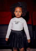 Der Plissee Rock von Mayoral besticht durch seine elegante schwarze Farbe und hochwertige Verarbeitung.