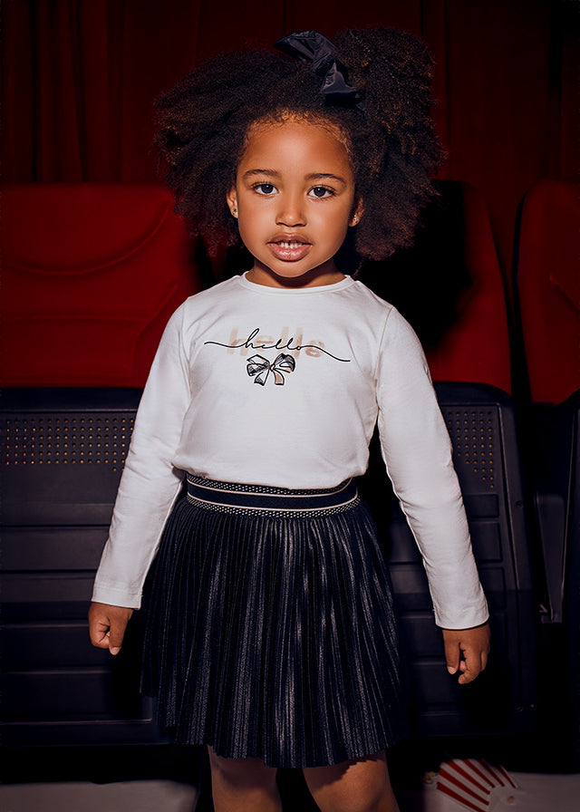 Der Plissee Rock von Mayoral besticht durch seine elegante schwarze Farbe und hochwertige Verarbeitung.