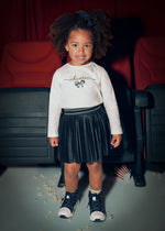 Der Plissee Rock von Mayoral besticht durch seine elegante schwarze Farbe und hochwertige Verarbeitung.