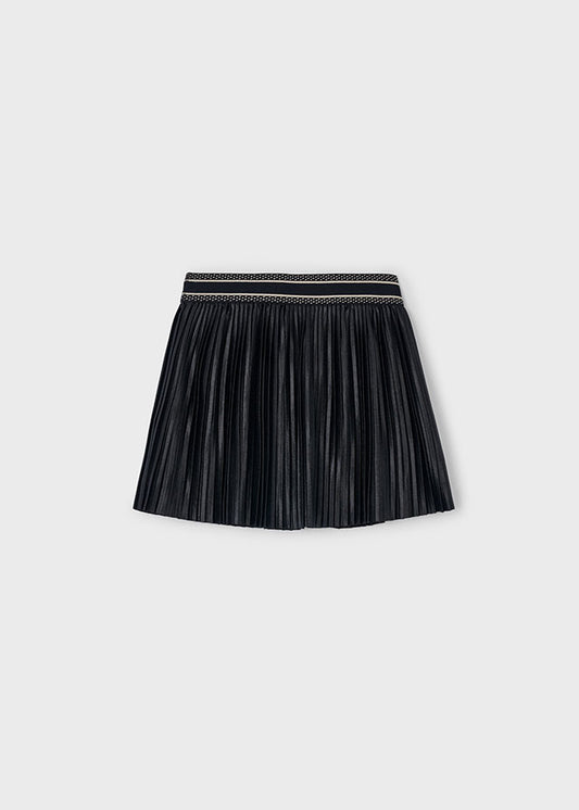 Der Plissee Rock von Mayoral besticht durch seine elegante schwarze Farbe und hochwertige Verarbeitung.