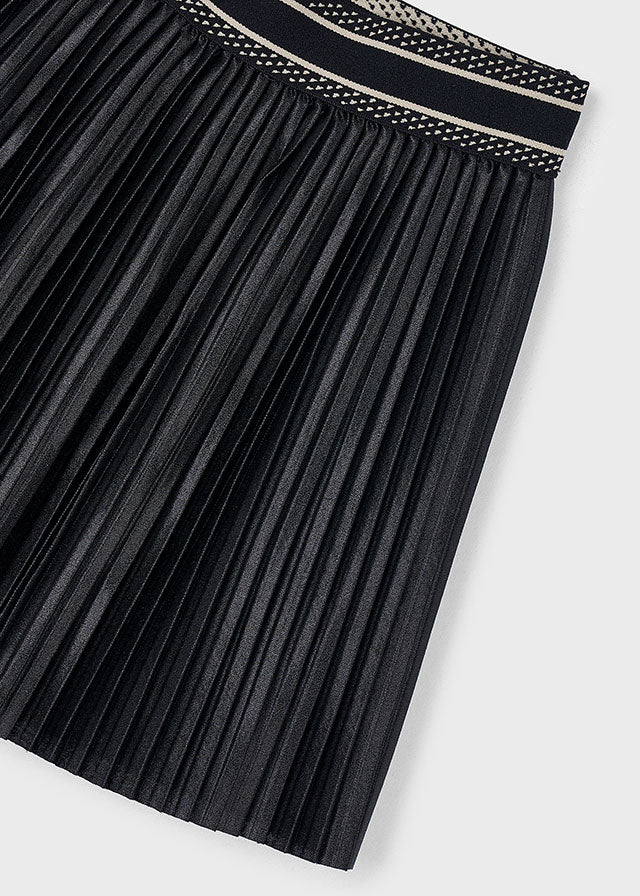 Der Plissee Rock von Mayoral besticht durch seine elegante schwarze Farbe und hochwertige Verarbeitung.
