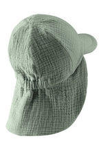 Diese Schirmmütze aus grünem Musselin bietet optimalen Schutz und ein angenehmes Tragegefühl.