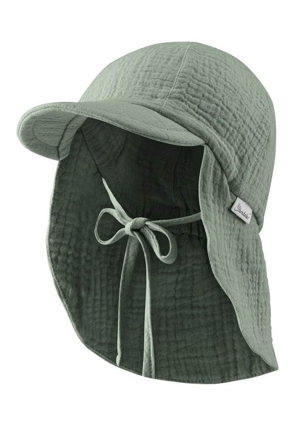 Diese Schirmmütze aus grünem Musselin bietet optimalen Schutz und ein angenehmes Tragegefühl.