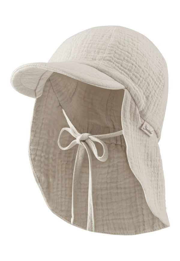 Diese weiße Schirmmütze aus weichem Musselin von Sterntaler bietet optimalen Schutz und Komfort für empfindliche Haut.