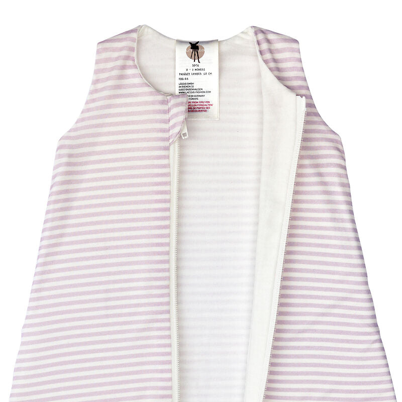 Der lila Baby Schlafsack ist mit einem TOG-Wert von 0.5 ideal für den Sommer. Der Baby Sommerschlafsack aus Single Jersey mit TENCEL™ Lyocell sorgt für genügend Beinfreiheit beim Strampeln und ein angenehmes Schlafklima.
