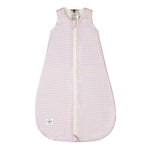 Der lila Baby Schlafsack ist mit einem TOG-Wert von 0.5 ideal für den Sommer. Der Baby Sommerschlafsack aus Single Jersey mit TENCEL™ Lyocell sorgt für genügend Beinfreiheit beim Strampeln und ein angenehmes Schlafklima.