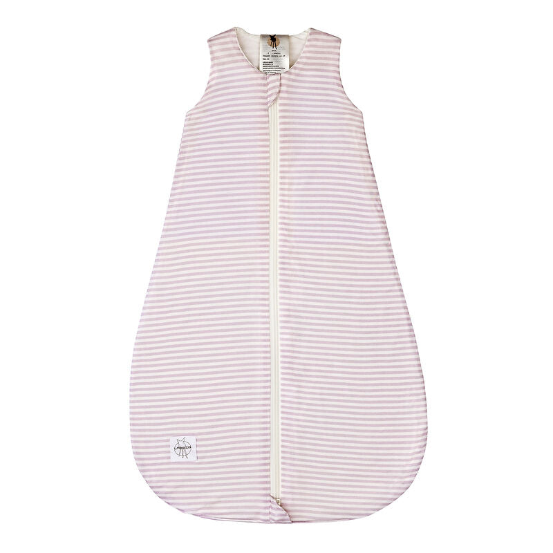 Der lila Baby Schlafsack ist mit einem TOG-Wert von 0.5 ideal für den Sommer. Der Baby Sommerschlafsack aus Single Jersey mit TENCEL™ Lyocell sorgt für genügend Beinfreiheit beim Strampeln und ein angenehmes Schlafklima.