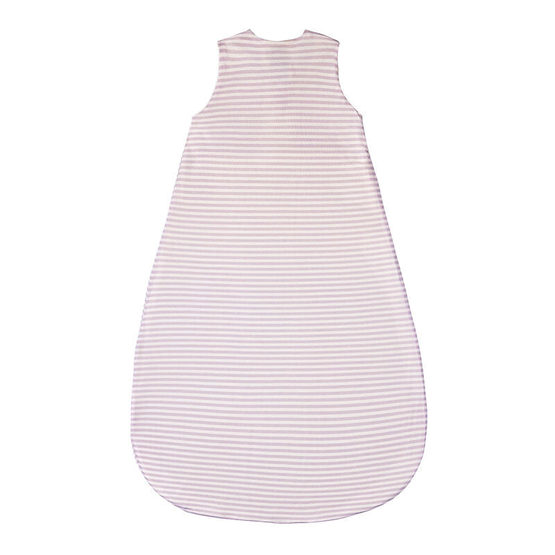Der lila Baby Schlafsack ist mit einem TOG-Wert von 0.5 ideal für den Sommer. Der Baby Sommerschlafsack aus Single Jersey mit TENCEL™ Lyocell sorgt für genügend Beinfreiheit beim Strampeln und ein angenehmes Schlafklima.