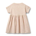 Weiches Jersey-Kleid mit charmanten Blumenmotiven im All-Over-Print. Das Emilie Kleid von WHEAT besticht durch seinen lockeren, komfortablen Schnitt mit kurzen Ärmeln – perfekt für warme Tage. Gefertigt aus 100% Bio-Baumwolle, bietet es sanfte Hautfreundlichkeit und natürliche Atmungsaktivität. Das zeitlose Design mit Blumenmuster macht es zu einem vielseitigen Lieblingsstück für jeden Anlass.