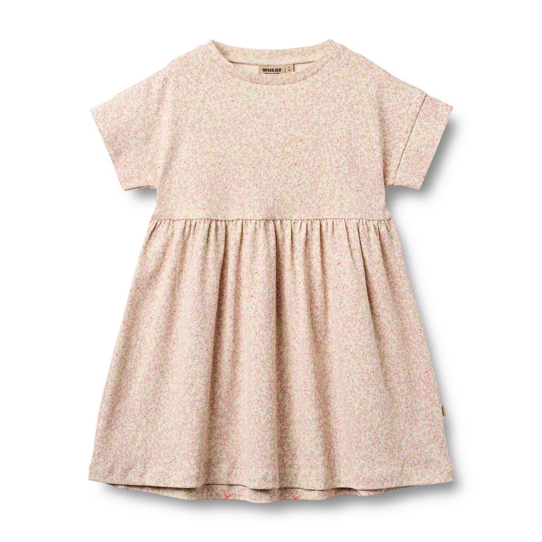 Weiches Jersey-Kleid mit charmanten Blumenmotiven im All-Over-Print. Das Emilie Kleid von WHEAT besticht durch seinen lockeren, komfortablen Schnitt mit kurzen Ärmeln – perfekt für warme Tage. Gefertigt aus 100% Bio-Baumwolle, bietet es sanfte Hautfreundlichkeit und natürliche Atmungsaktivität. Das zeitlose Design mit Blumenmuster macht es zu einem vielseitigen Lieblingsstück für jeden Anlass.