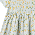 Weiches Jersey-Kleid mit frischem Zitronendruck – perfekt für warme Tage. Das Anna Kleid in Kurzarm besticht durch seinen verspielten WHEAT-Farbton und die angenehme Tragekomfort. Aus 100% Bio-Baumwolle gefertigt, bietet es Atmungsaktivität und Hautfreundlichkeit. Ein vielseitiges Lieblingsstück für Freizeit und entspannte Momente.
