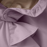 Diese Regenjacke von MINYMO präsentiert sich in einem eleganten Lilaton und bietet zuverlässigen Schutz bei nassem Wetter.