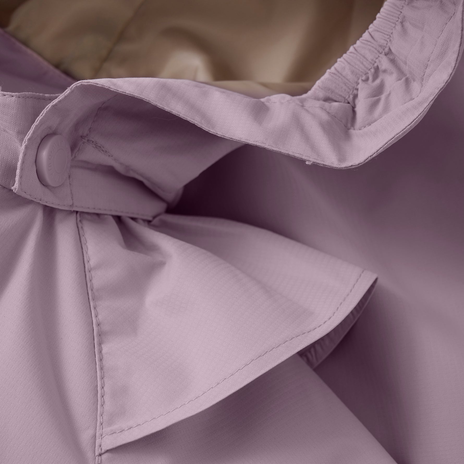 Diese Regenjacke von MINYMO präsentiert sich in einem eleganten Lilaton und bietet zuverlässigen Schutz bei nassem Wetter.
