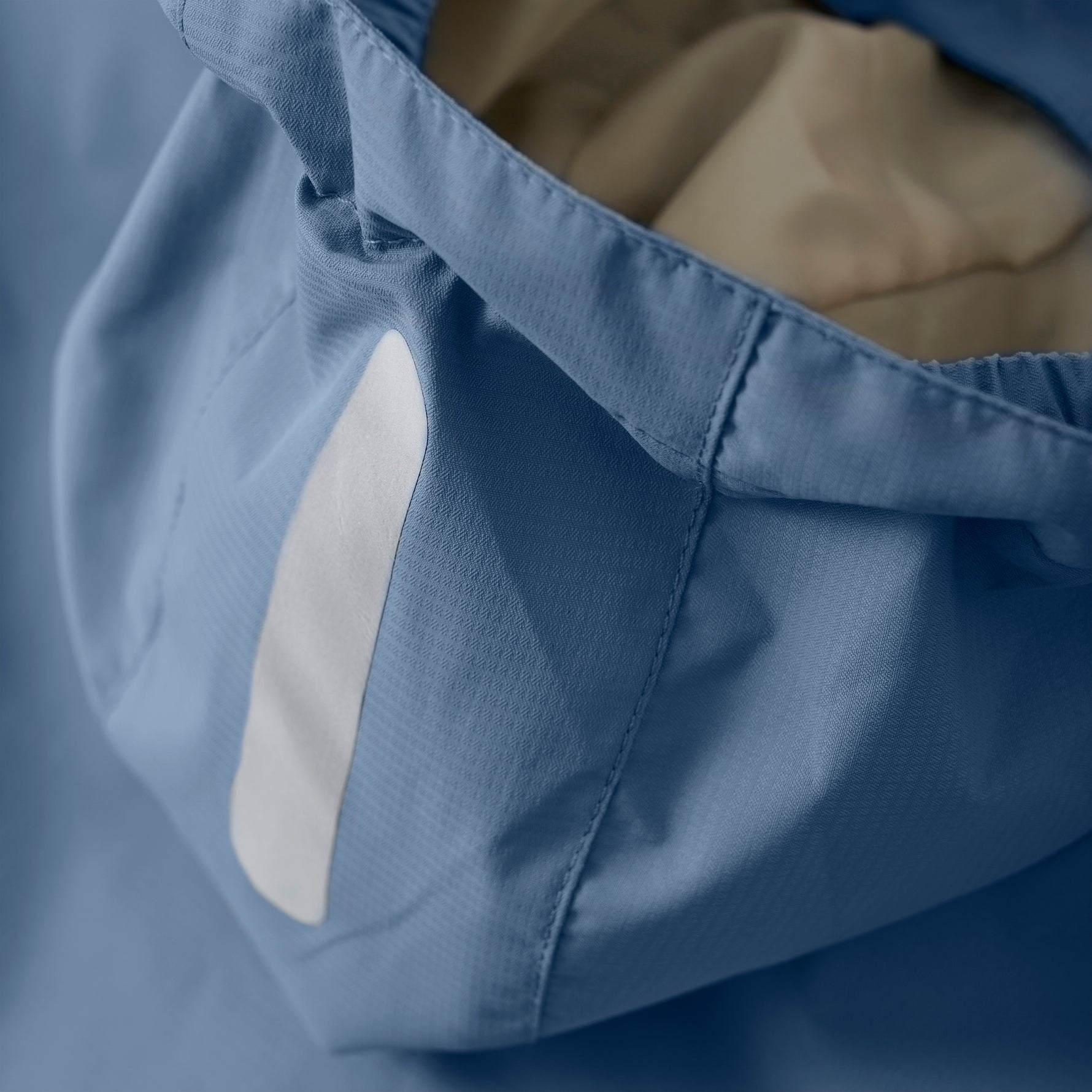 Diese blaue Regenjacke von MINYMO bietet zuverlässigen Schutz bei nassem Wetter und überzeugt durch hochwertige Verarbeitung und funktionales Design.