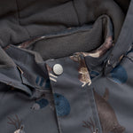 Diese Schneejacke von MINYMO besticht durch ihren durchgehenden Waldtier-Print und bietet optimalen Schutz bei kaltem Wetter.