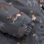 Diese Schneejacke von MINYMO besticht durch ihren durchgehenden Waldtier-Print und bietet optimalen Schutz bei kaltem Wetter.