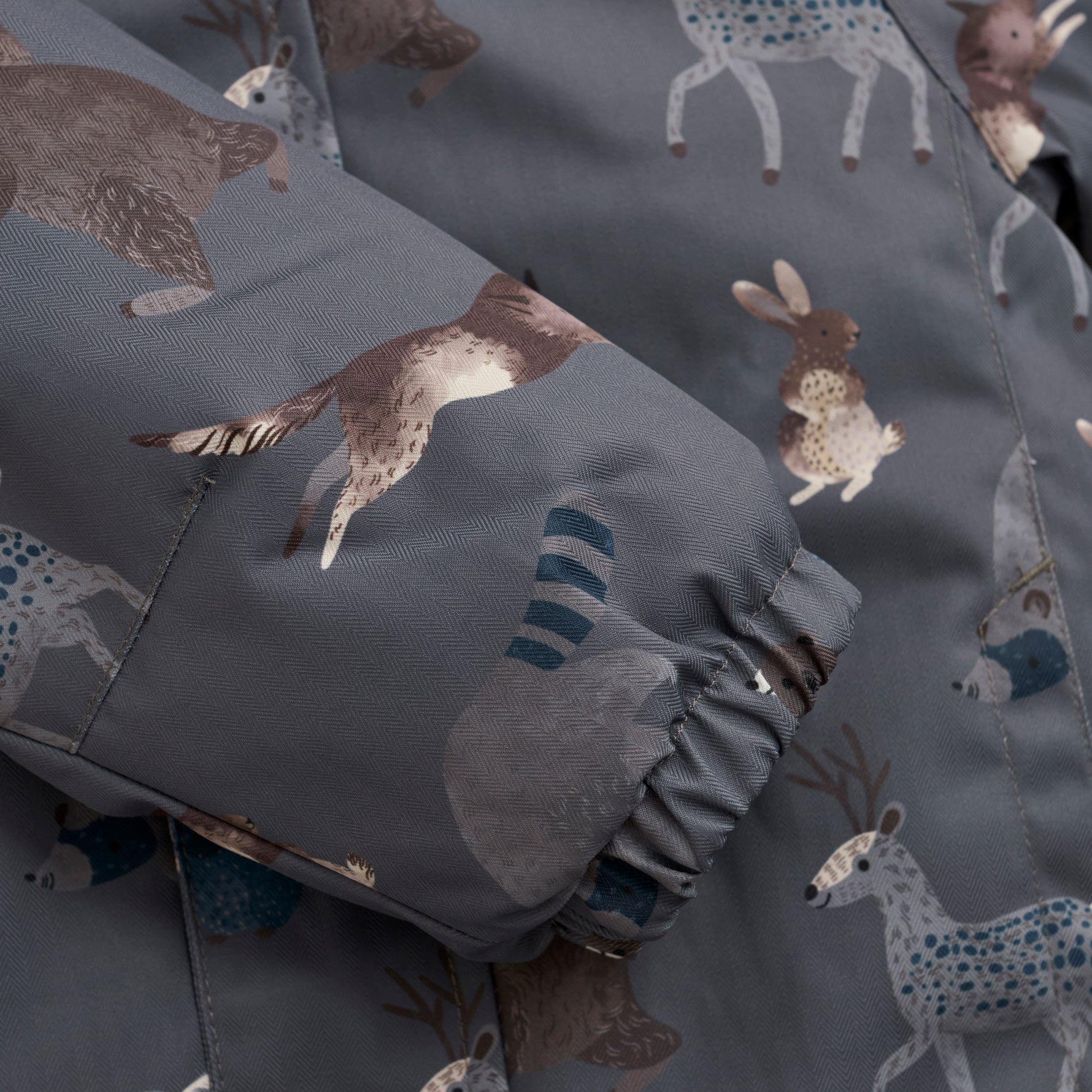 Diese Schneejacke von MINYMO besticht durch ihren durchgehenden Waldtier-Print und bietet optimalen Schutz bei kaltem Wetter.