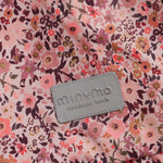 Diese rosa Schneejacke von MINYMO besticht durch ihren durchgehenden Blumenprint und bietet zuverlässigen Schutz bei kaltem Wetter.