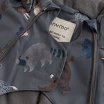 Diese dunkelrote Mütze von MINYMO bietet stilvollen Schutz und Komfort für kühle Tage.