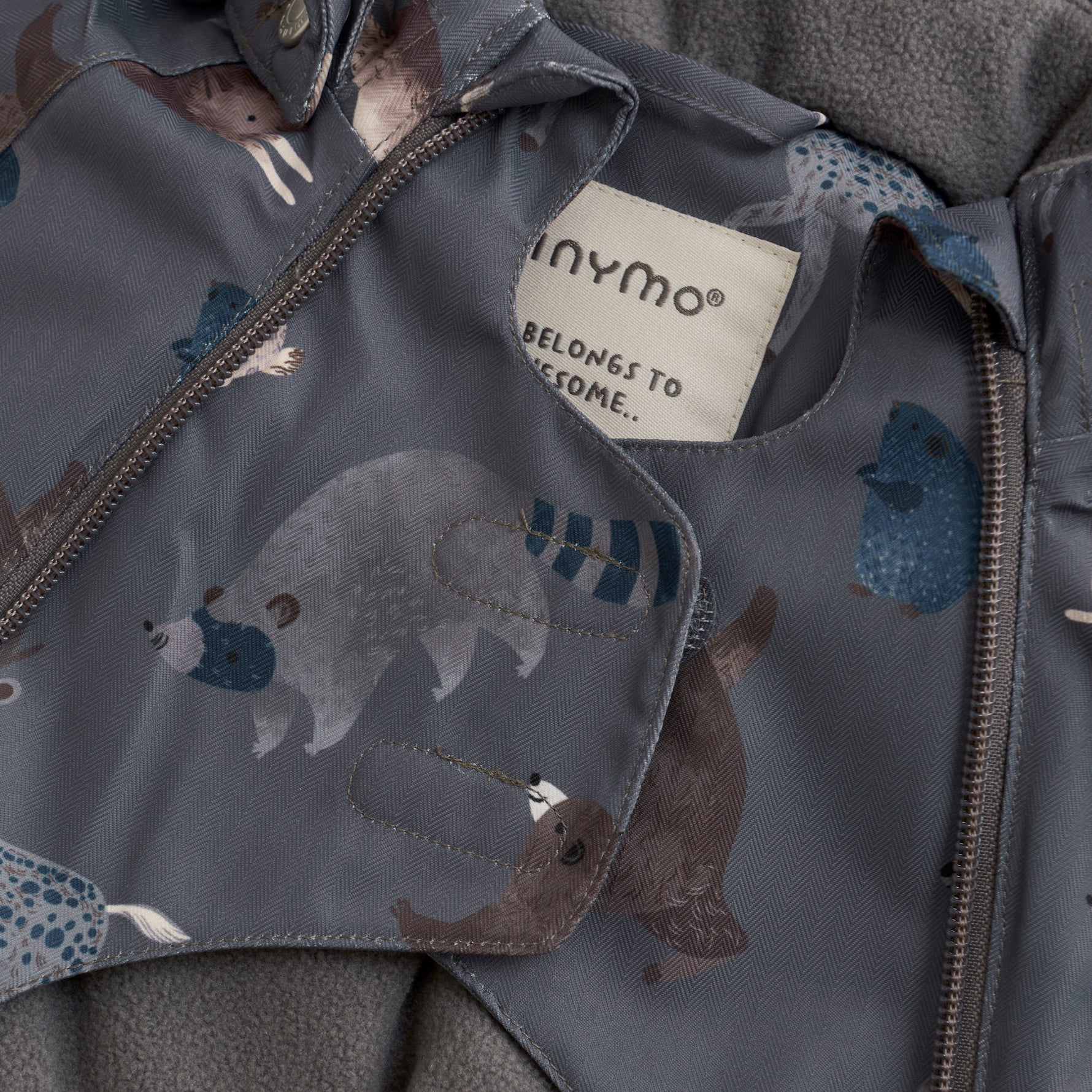 Diese dunkelrote Mütze von MINYMO bietet stilvollen Schutz und Komfort für kühle Tage.