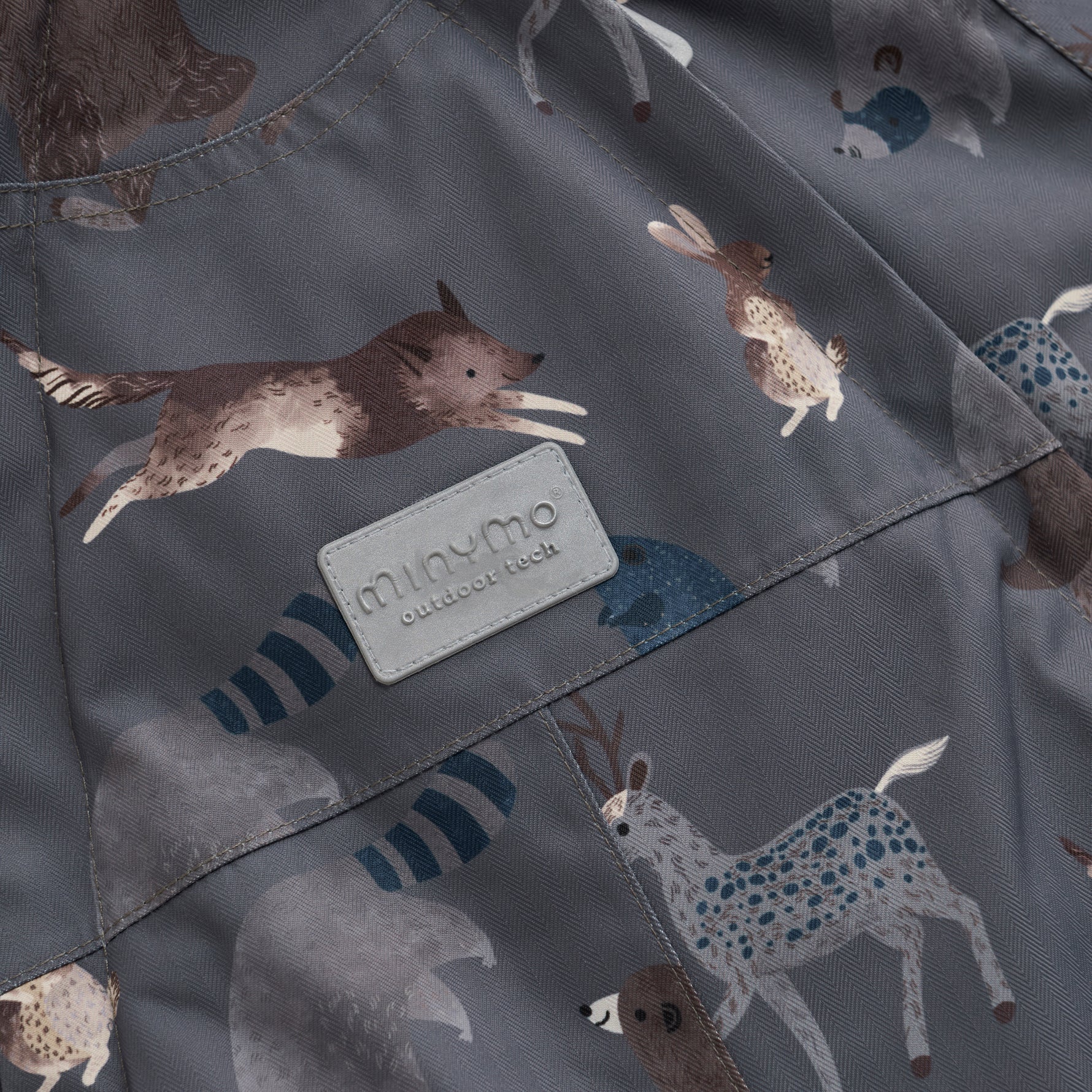 Diese dunkelrote Mütze von MINYMO bietet stilvollen Schutz und Komfort für kühle Tage.