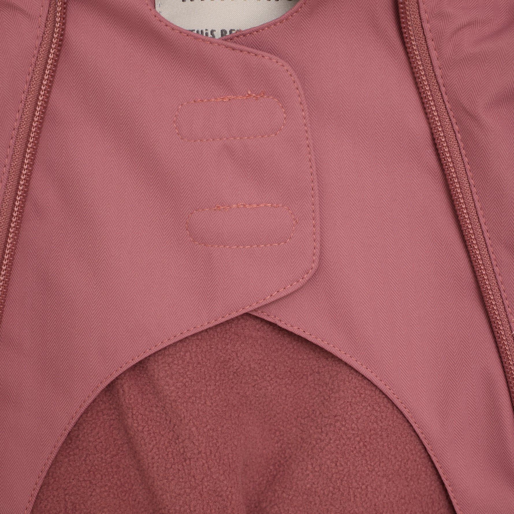 Dieser rosa Schneeanzug von MINYMO hält Ihr Kind warm und geschützt bei winterlichen Abenteuern.