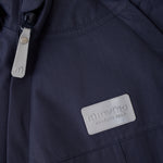 Dieser dunkelblaue Schneeanzug von MINYMO bietet optimalen Schutz und Komfort bei kalten Winterbedingungen.