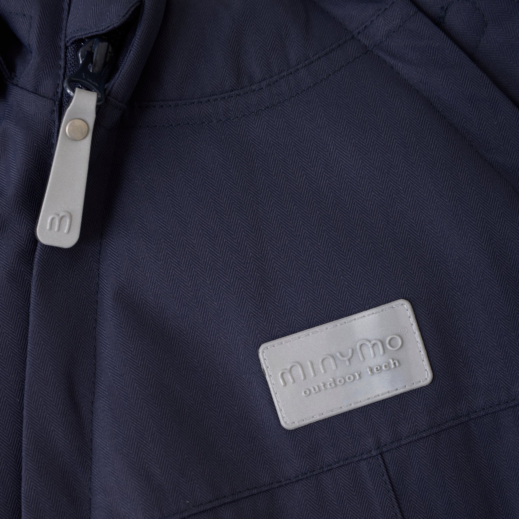 Dieser dunkelblaue Schneeanzug von MINYMO bietet optimalen Schutz und Komfort bei kalten Winterbedingungen.