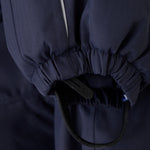 Dieser dunkelblaue Schneeanzug von MINYMO bietet optimalen Schutz und Komfort bei kalten Winterbedingungen.