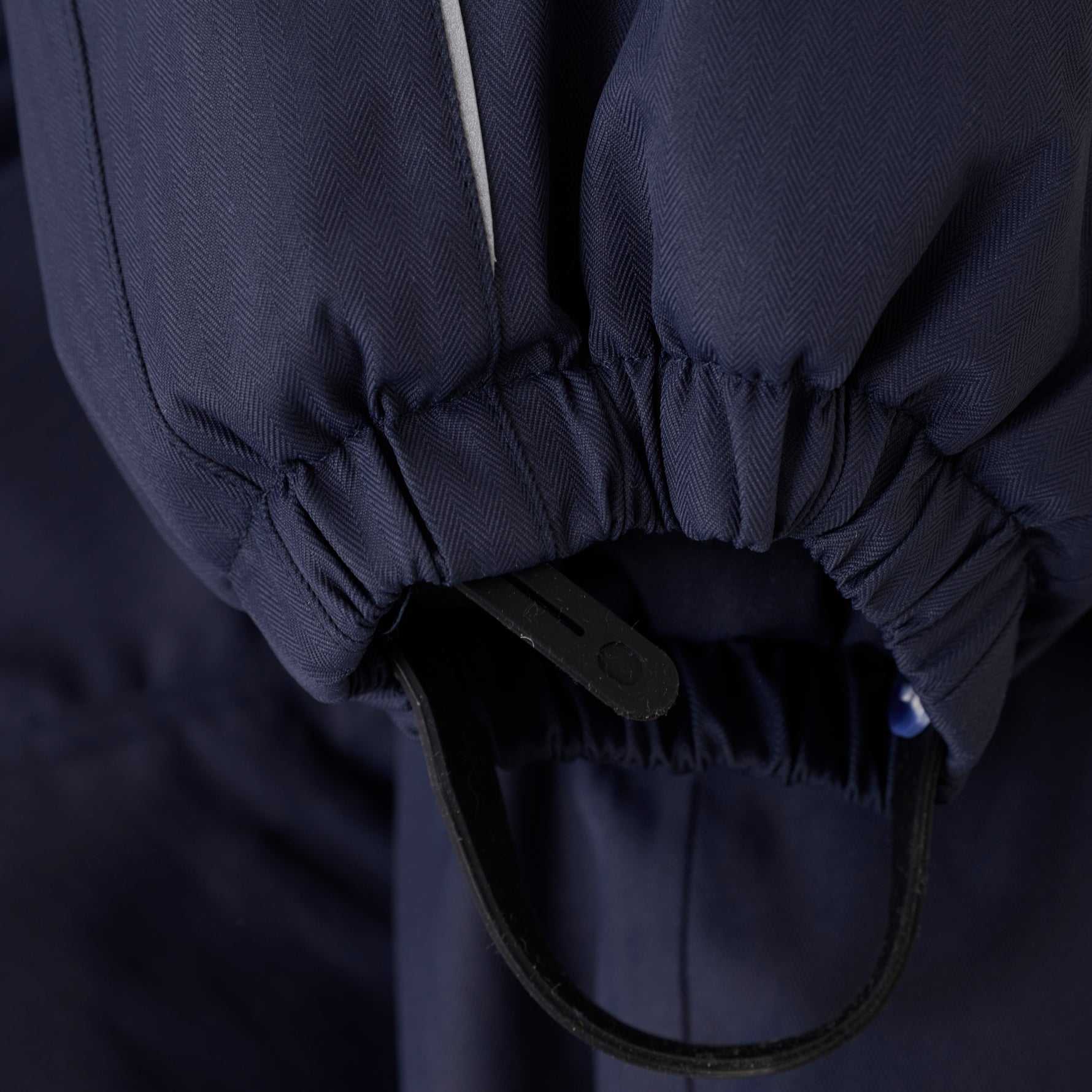 Dieser dunkelblaue Schneeanzug von MINYMO bietet optimalen Schutz und Komfort bei kalten Winterbedingungen.