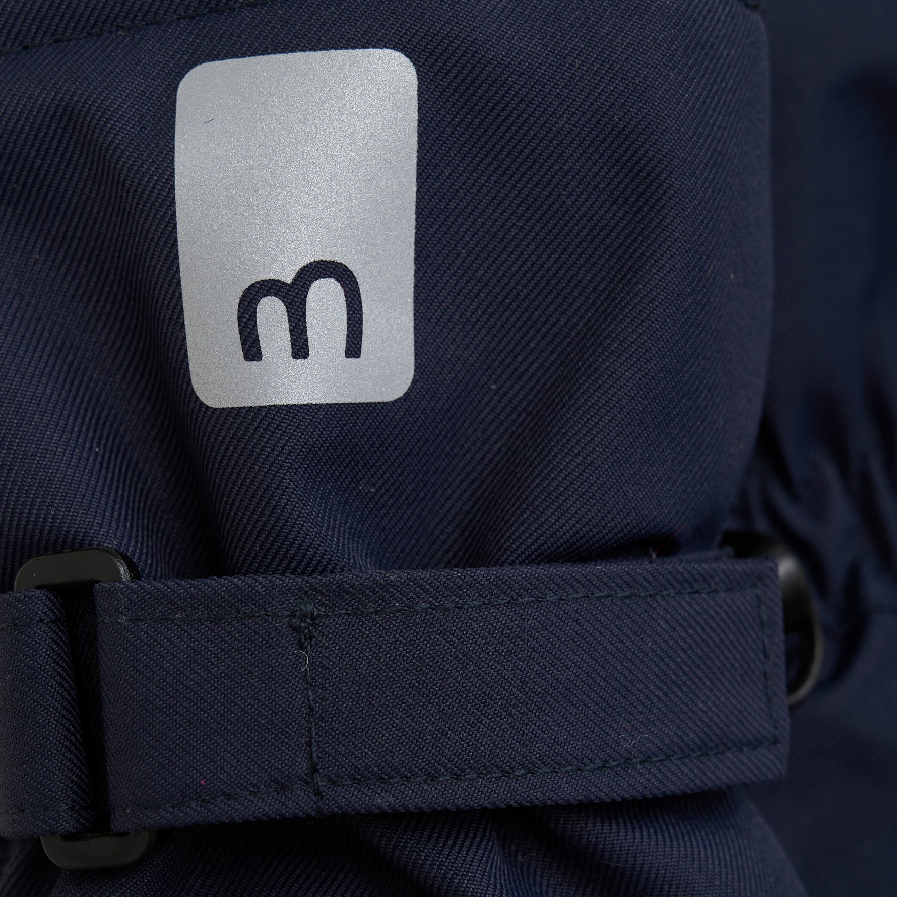 MINYMO präsentiert hochwertige Winterhandschuhe in elegantem Dunkelblau, die Wärme und Schutz bei kaltem Wetter gewährleisten.