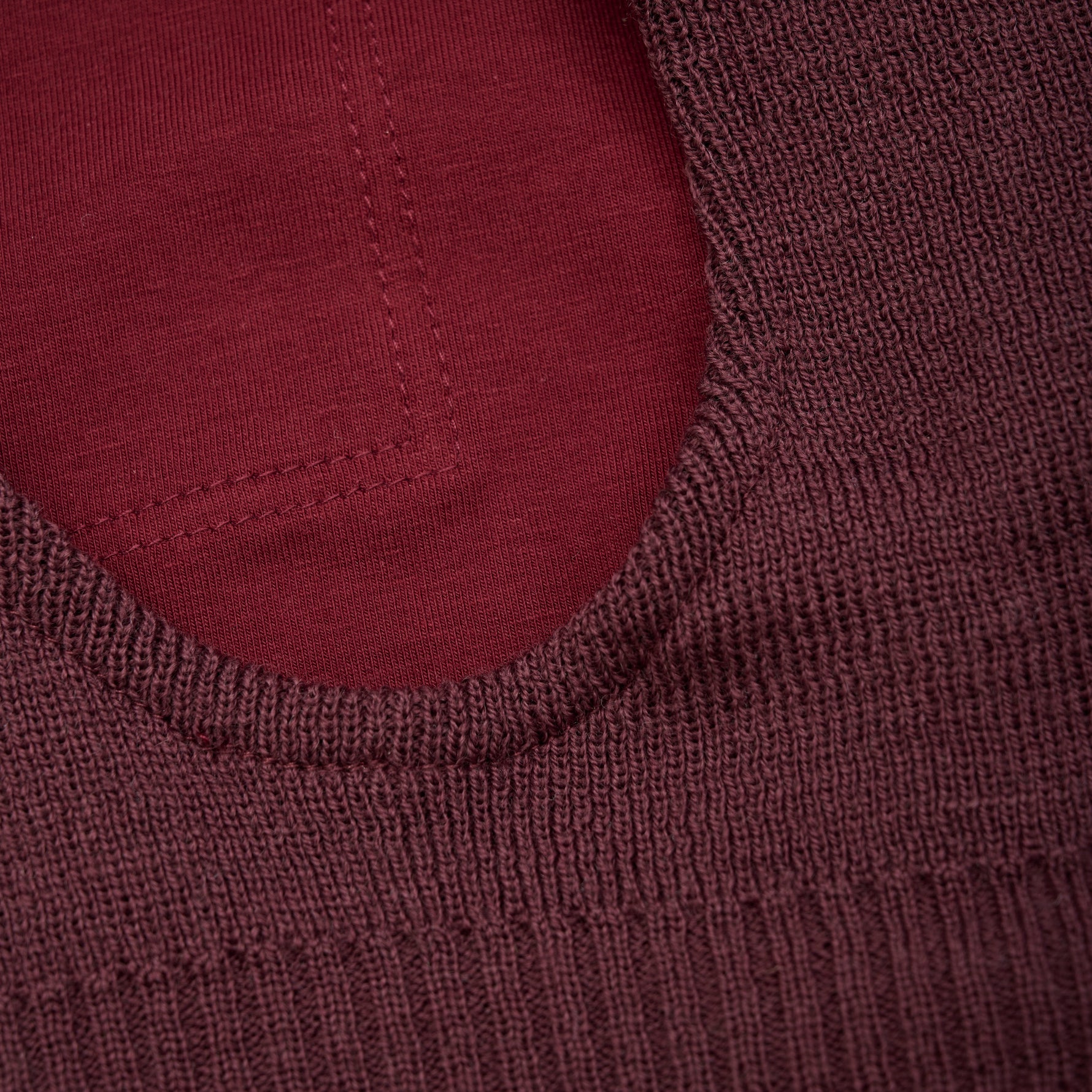 Diese dunkelrote Strickhaube von MINYMO bietet angenehmen Schutz und Wärme an kalten Tagen.