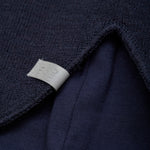 Diese dunkelblaue Strickhaube von MINYMO bietet zuverlässigen Schutz und Komfort bei kaltem Wetter.