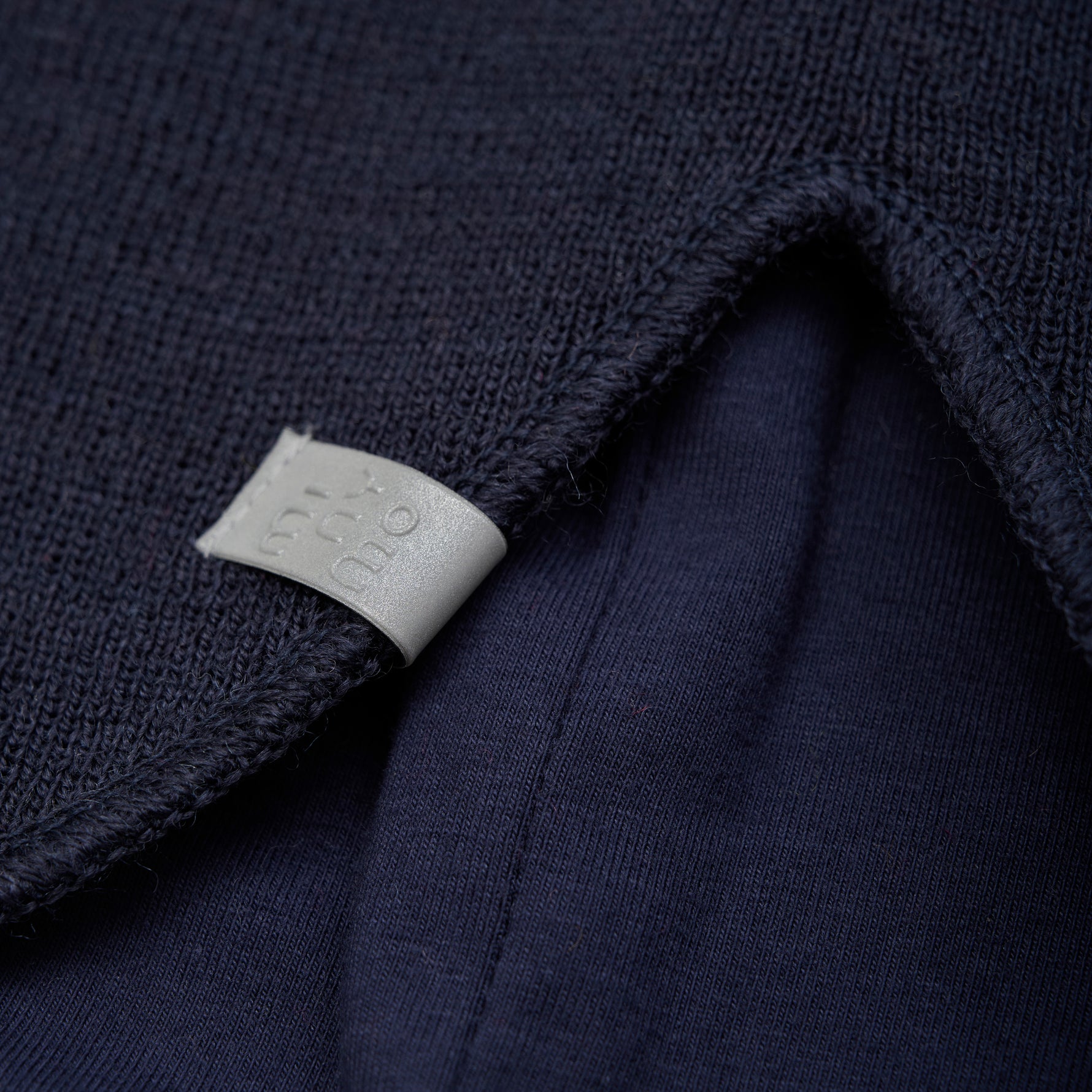 Diese dunkelblaue Strickhaube von MINYMO bietet zuverlässigen Schutz und Komfort bei kaltem Wetter.