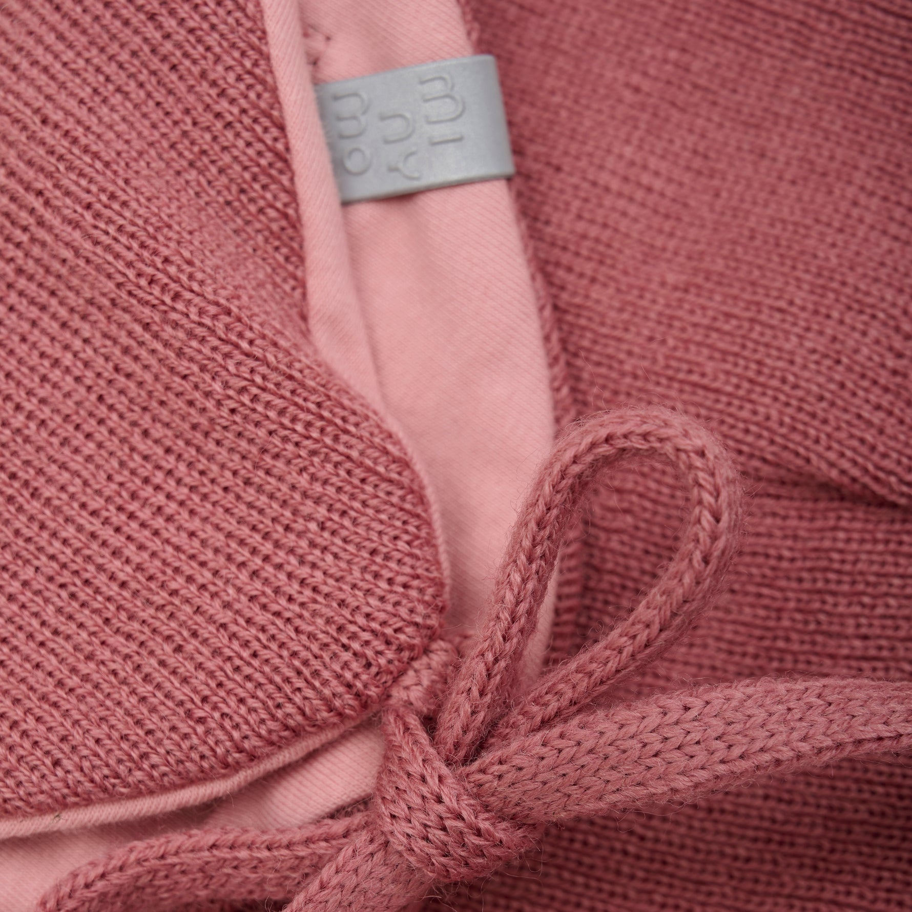 Diese rosa Haube von MINYMO bietet dank des abnehmbaren Kunstfell-Pompoms vielseitigen Tragekomfort und passt sich Ihren Bedürfnissen an.