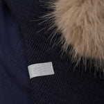 Diese dunkelblaue Mütze von MINYMO begeistert mit einem abnehmbaren Fellbommel – perfekt, um deinen Look je nach Stimmung zu verändern!