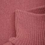 Das rosa Halswärmer-Strickstück von MINYMO bringt verspielte Wärme in deinen Look.