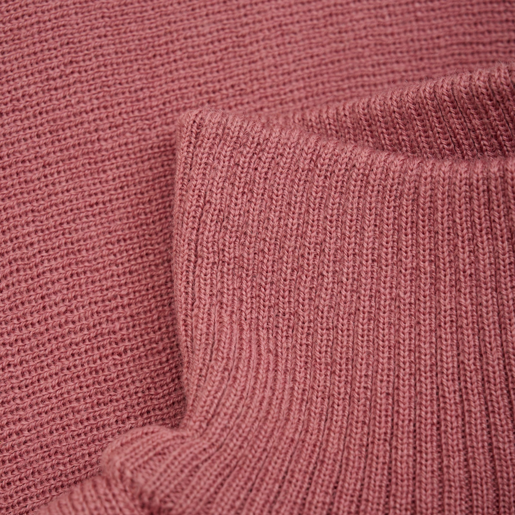 Das rosa Halswärmer-Strickstück von MINYMO bringt verspielte Wärme in deinen Look.