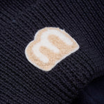 Diese dunkelblaue Mütze von MINYMO bietet angenehmen Tragekomfort und stilvolles Design.