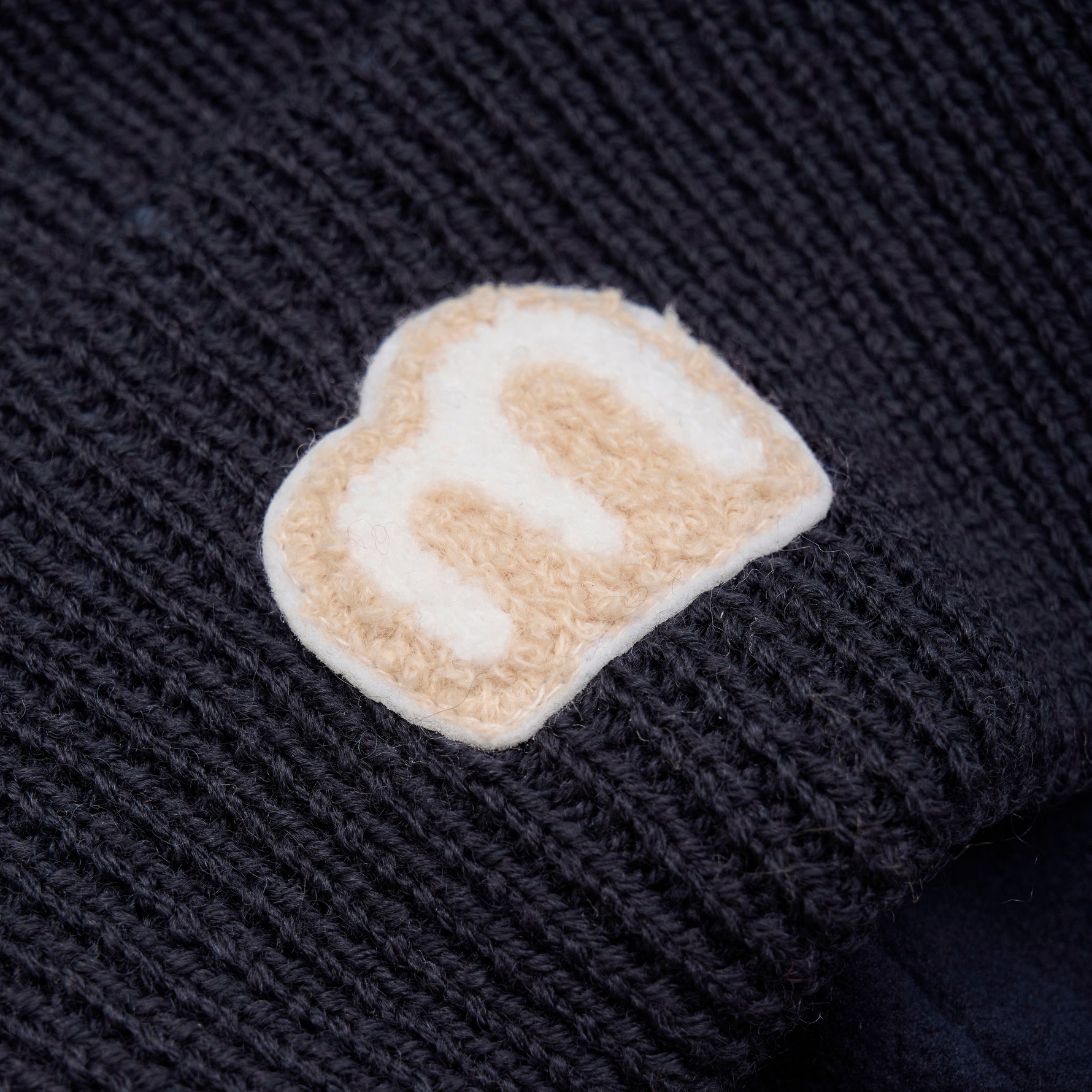 Diese dunkelblaue Mütze von MINYMO bietet angenehmen Tragekomfort und stilvolles Design.