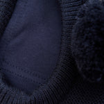 Diese dunkelblaue Haube von MINYMO ist mit einem kleinen Pompom verziert und bietet angenehmen Schutz bei kühlem Wetter.