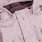 Elegante lila Winterjacke von Minymo mit verspieltem Leoparden-Muster und zarten Herzen-Details – perfekt für kalte Tage mit Stil.