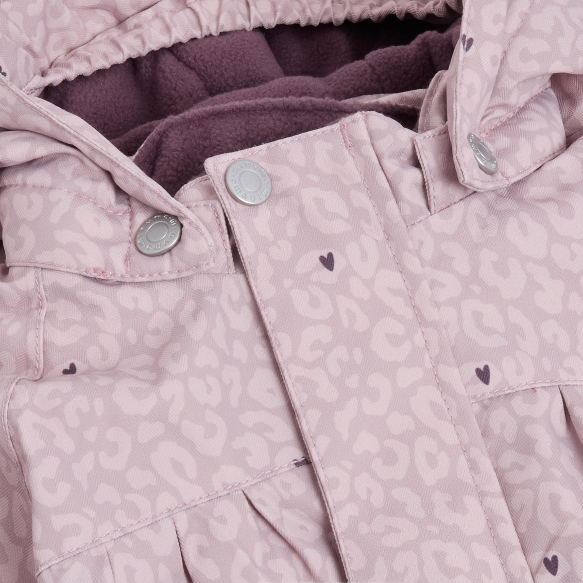 Elegante lila Winterjacke von Minymo mit verspieltem Leoparden-Muster und zarten Herzen-Details – perfekt für kalte Tage mit Stil.